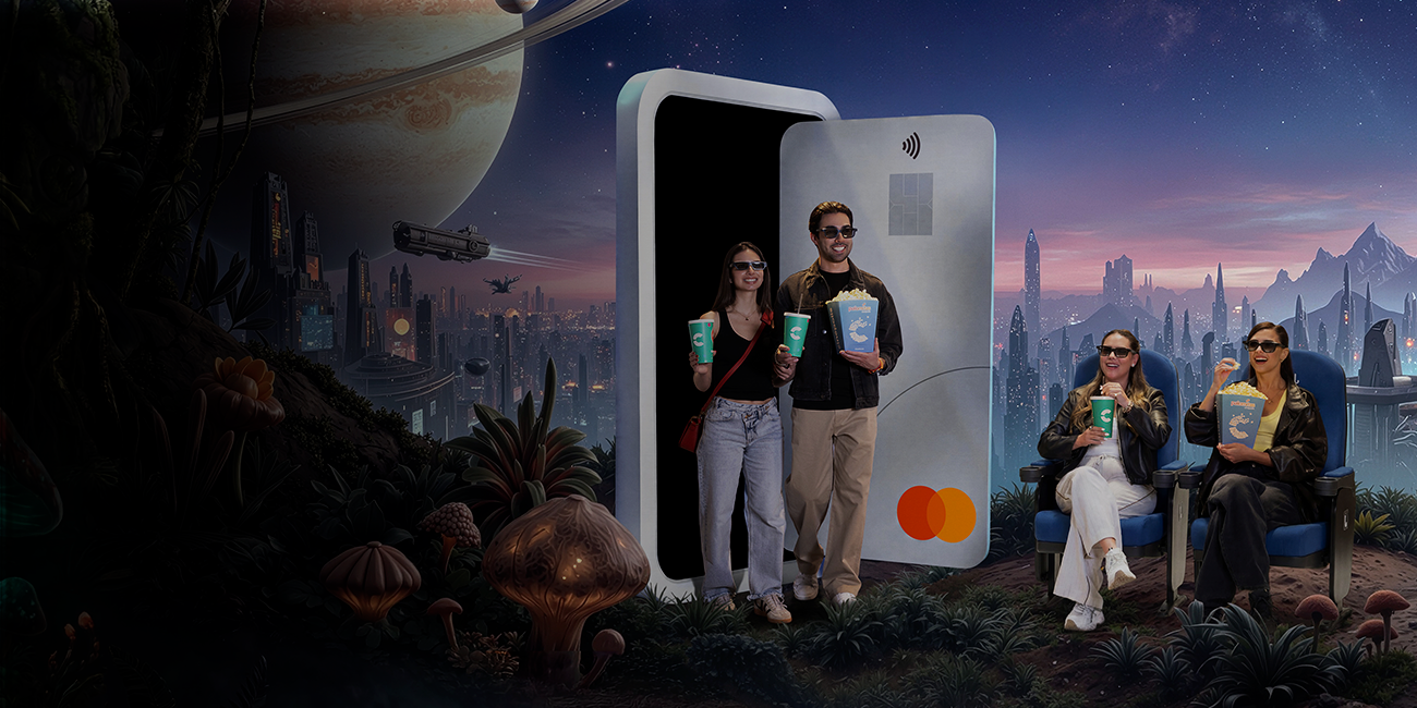 Escena futurista, personas salen de una puerta con forma de tarjeta de crédito Mastercard y ven una película con palomitas de maíz frente a una ciudad espacial.   
