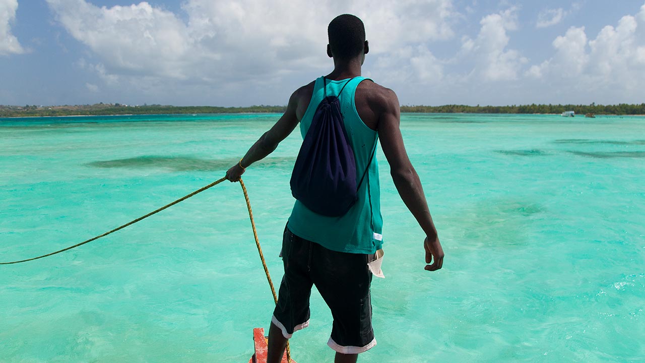 man-on-small-boat-turquoise-water_1281x720
