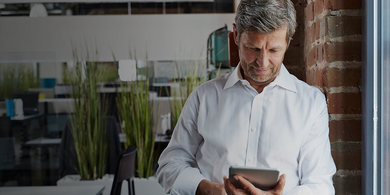 Un hombre revisando su teléfono