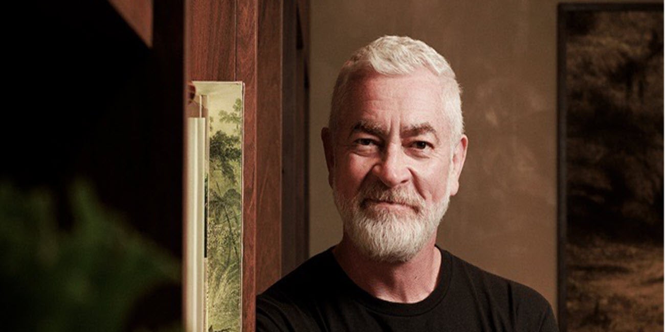 Two smiling people enjoying the benefits of being a Mastercard cardholder.