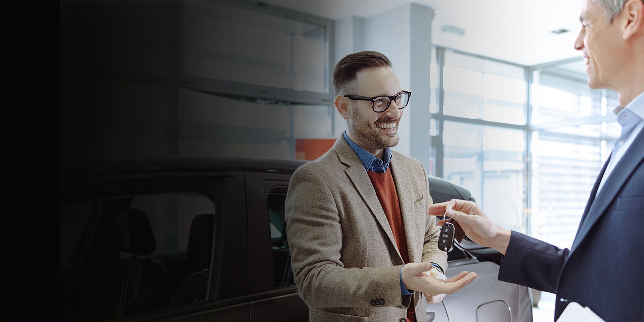 Un hombre paga sin contacto con el móvil en un restaurante.