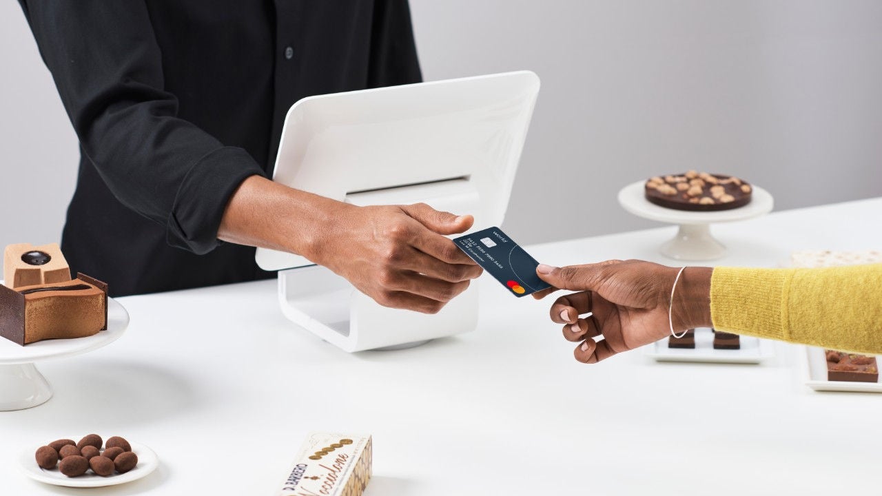 Frau übergibt Mann Mastercard