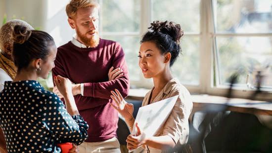 Žena predstavlja kolegama