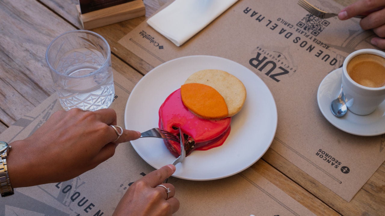 Personas disfrutando de un museo.