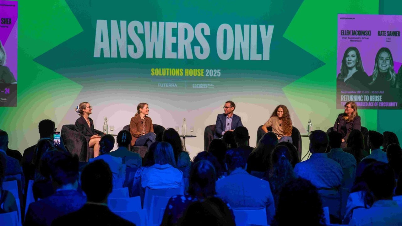 Paneliści podczas panelu poświęconego gospodarce o obiegu zamkniętym w Solutions House w Nowym Jorku podczas Tygodnia Klimatycznego. 