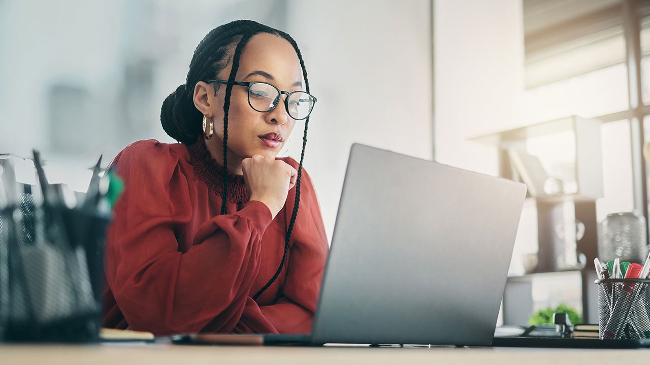 Business woman focus planning and reading online.