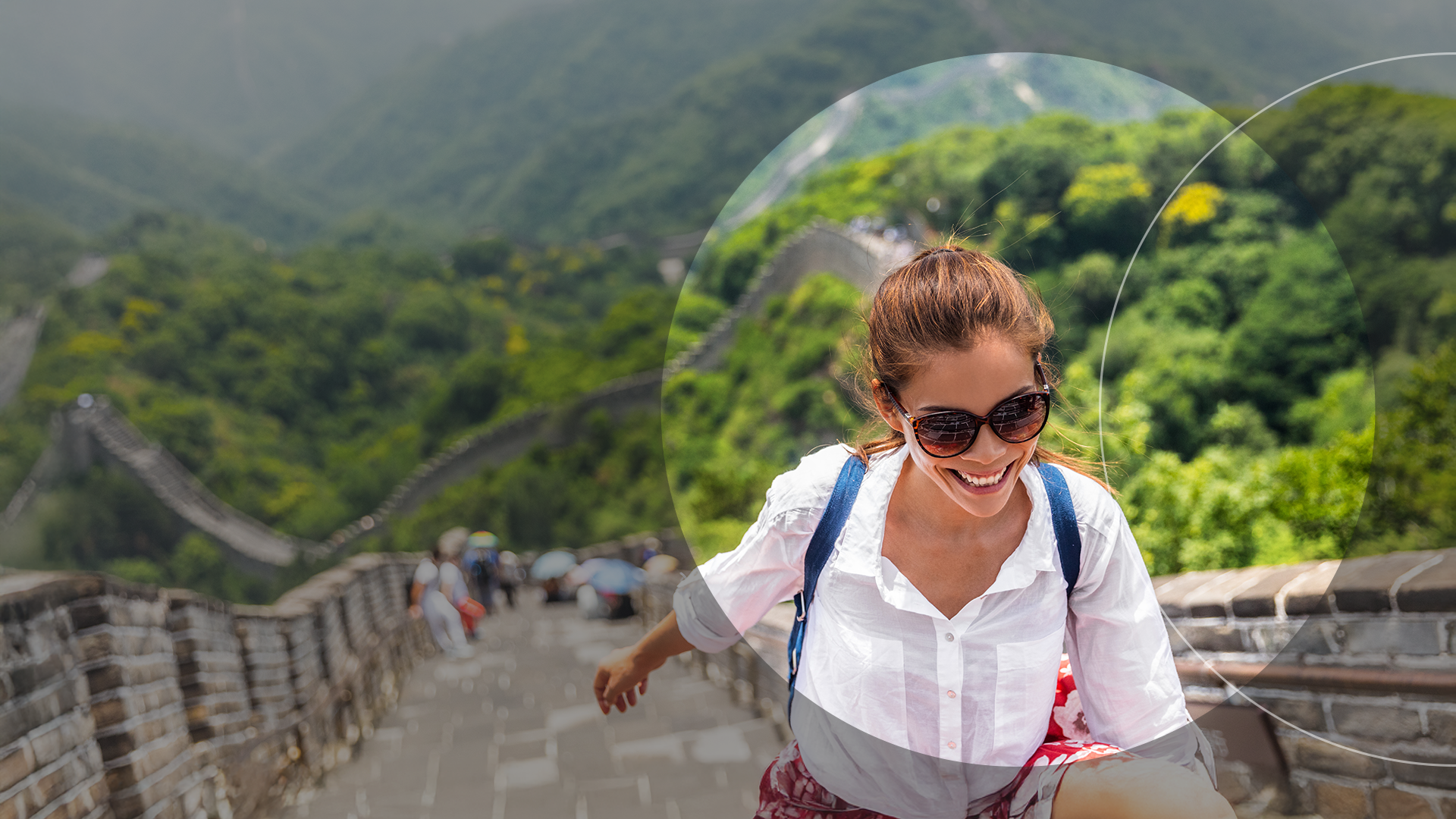 femme regardant un portant à vêtements à l'intérieur de la silhouette du logo Mastercard