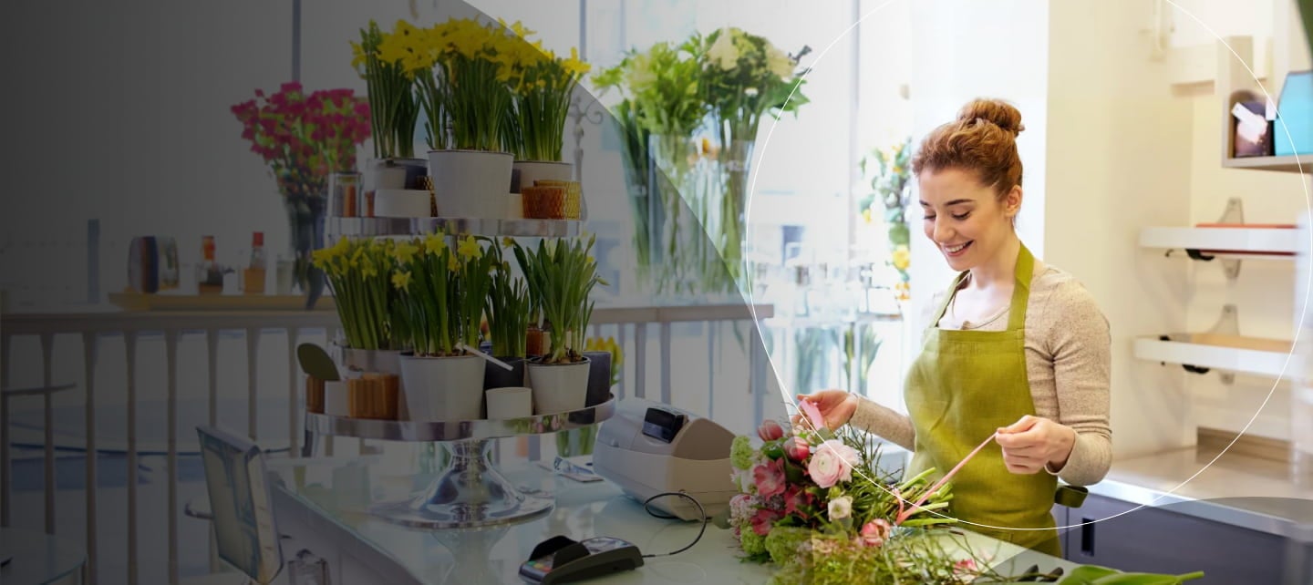 florar zâmbitor care lucrează la tejghea