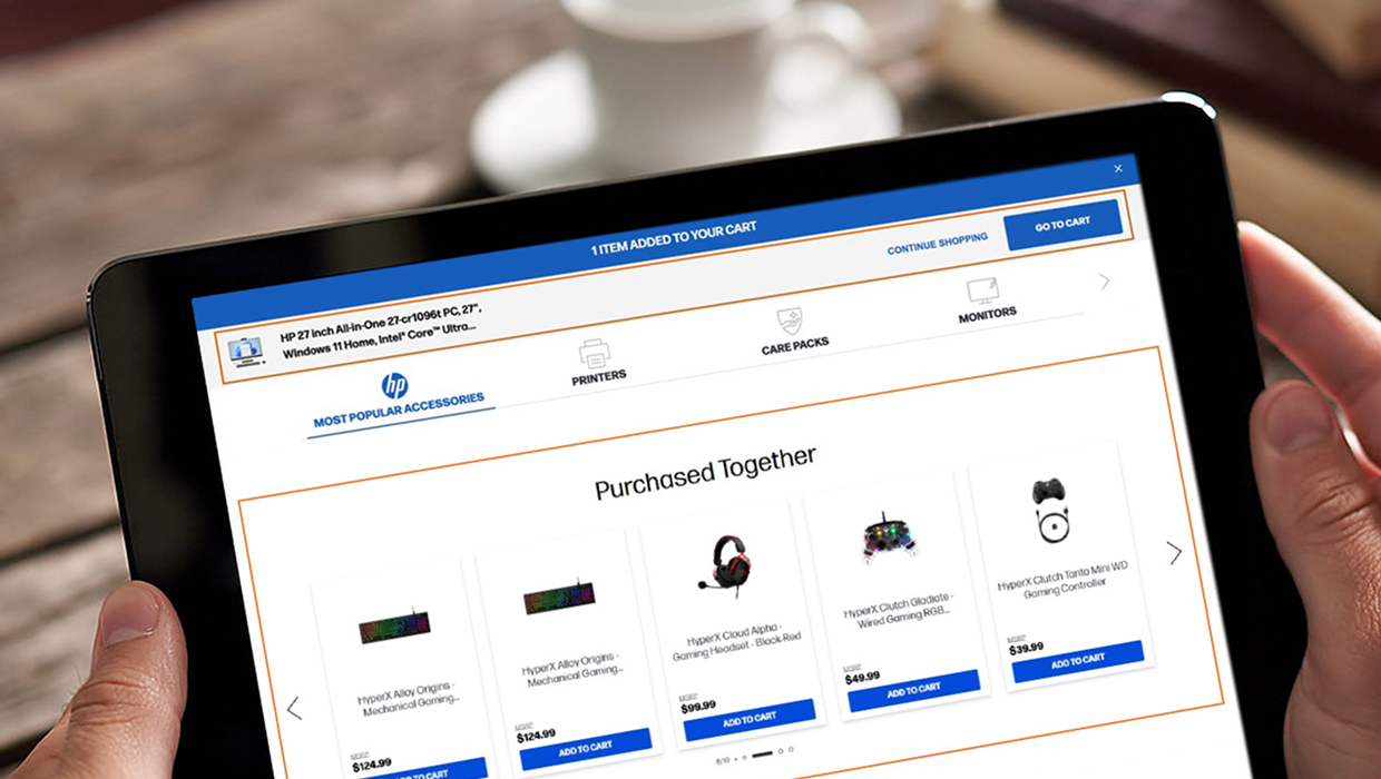 Une personne sur une tablette naviguant parmi les produits HP