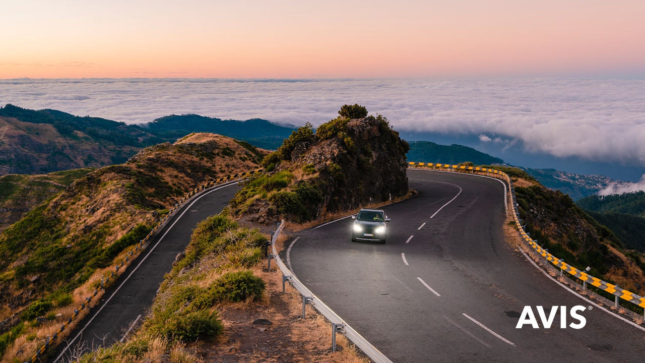 auto su curva ad U con panorama mozzafiato