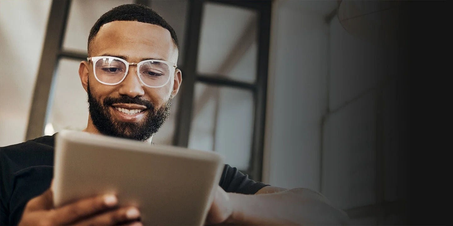 גבר עם משקפיים משתמש בטאבלט