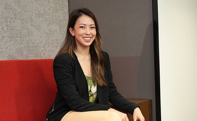 Женщина сидит на диване