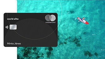 World Elite Mastercard bankkártya türkiz tenger felett