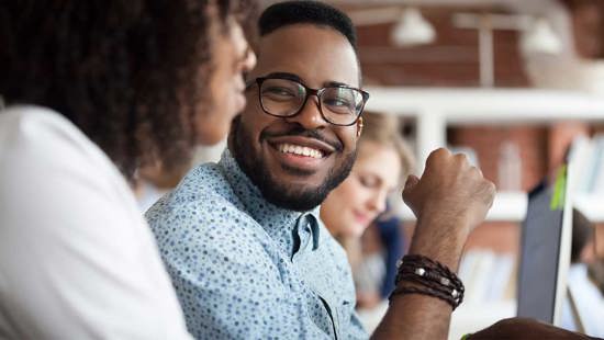 Kolegovia sa usmievajú a rozprávajú