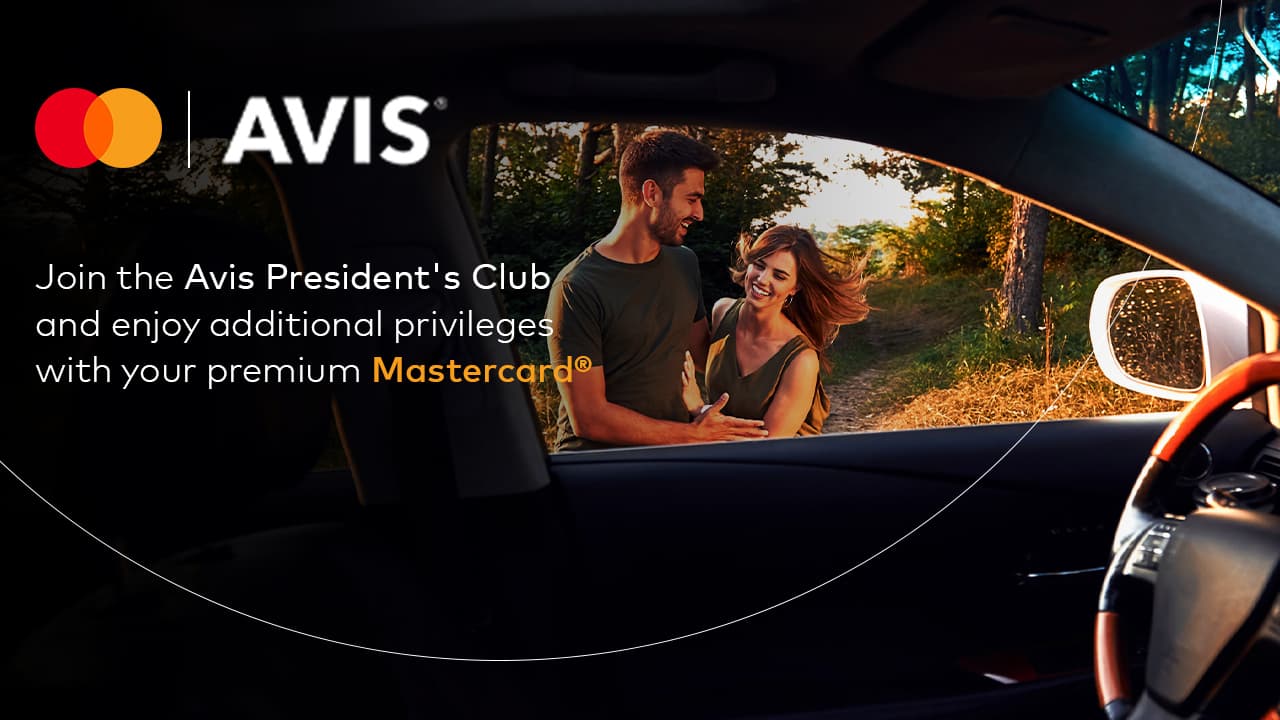 ტურისტი ტაძარს ფოტოს უღებს