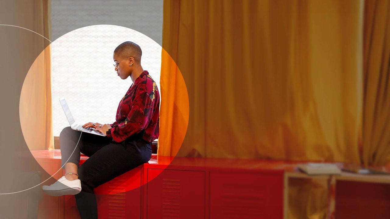 אישה מביטה על מתלה בגדים בתוך צללית לוגו של Mastercard