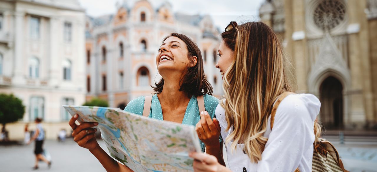 Turister ler sammen mens de er på sightseeing på et naturskjønt sted.
