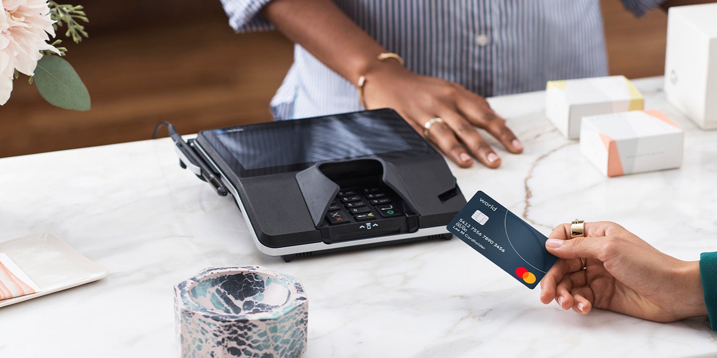 Osoba nakupujúca v obchode