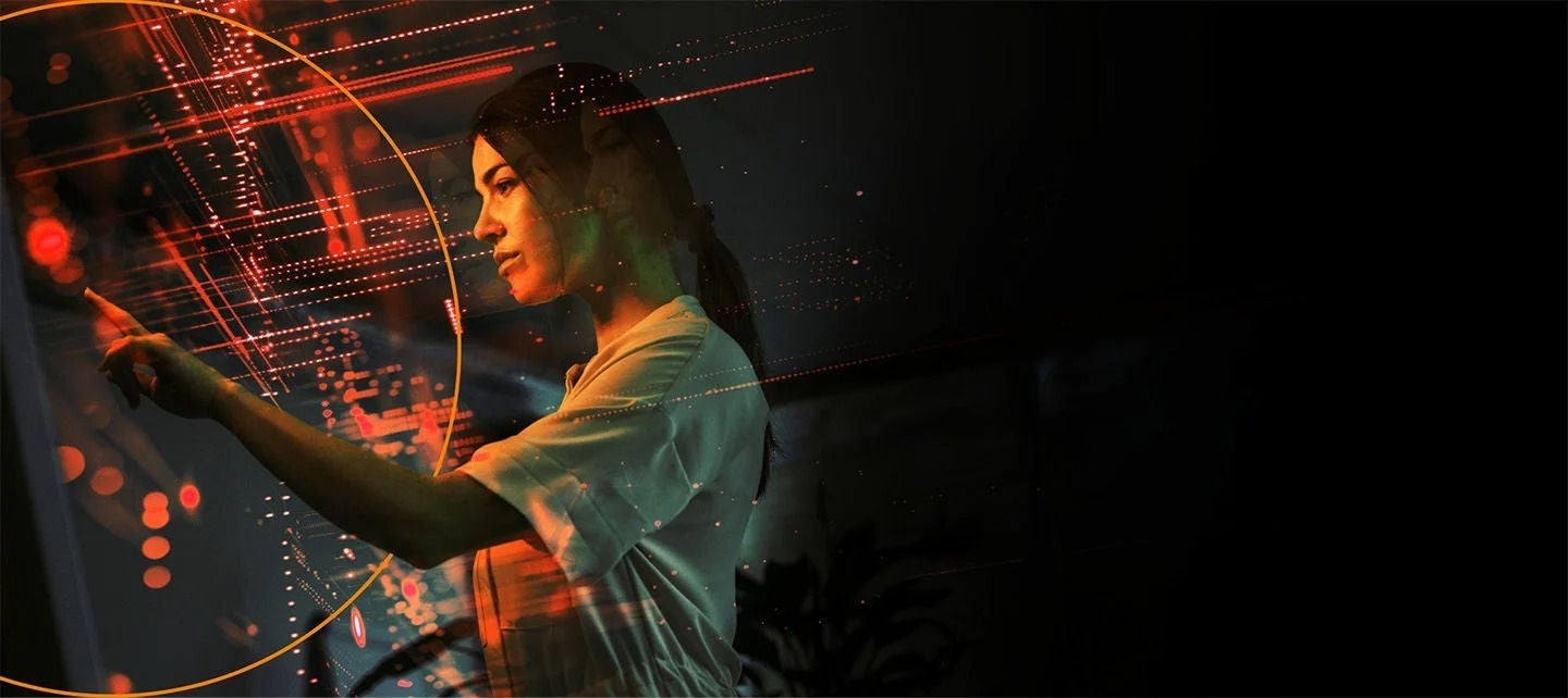 امرأة تشير إلى البيانات مع تراكب البيانات