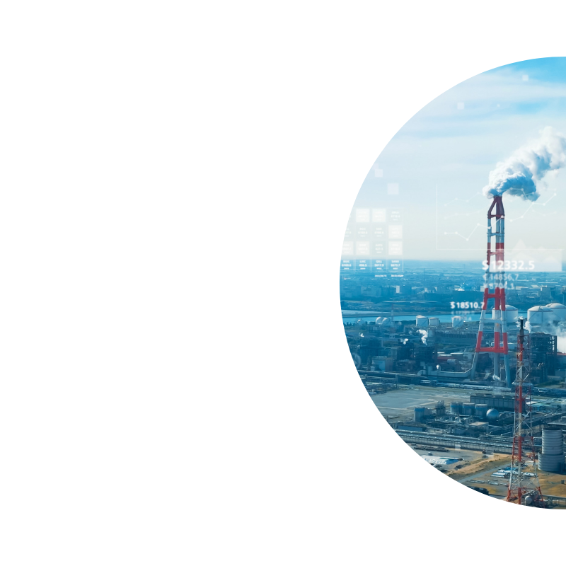 Ipari létesítmény kéménye füstkibocsátással, a háttérben városi környezet és digitális adatokkal jelzett elemzések, kör alakú kivágásban.