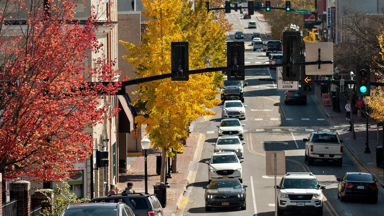 La calle principal de Blacksburg, Virginia, en otoño. 