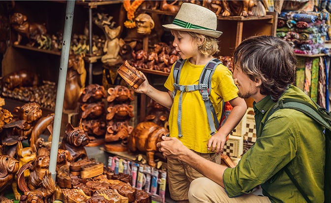 femme souriante avec un stylo et du papier