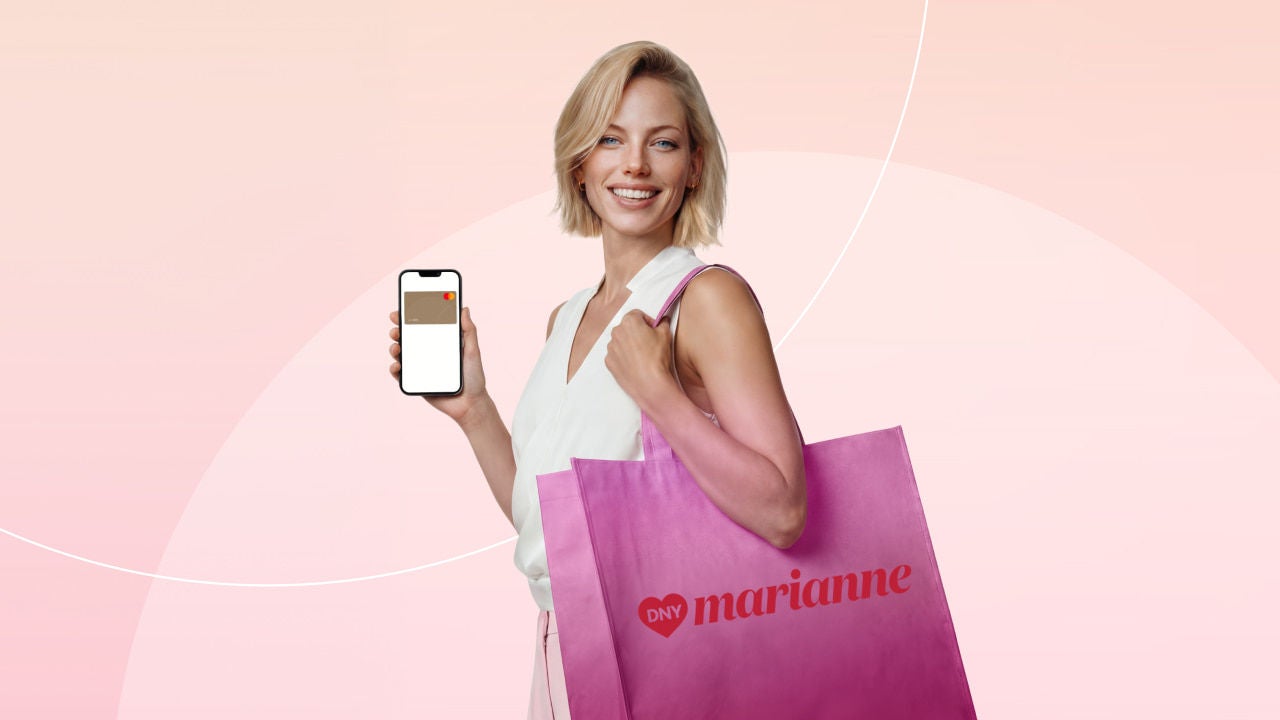 žena držící telefon a tašku