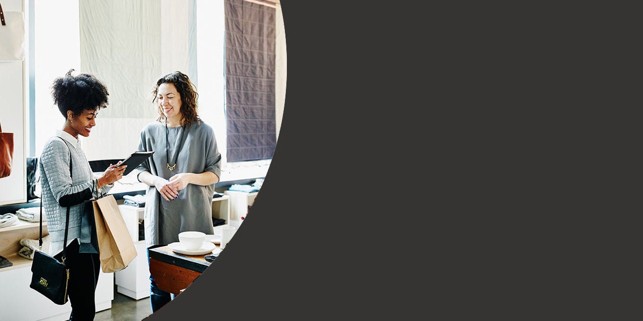 שתי נשים קונות בחנות קמעונאית עם מכשיר טאבלט.