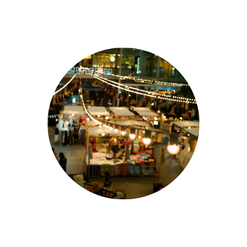 piaci vásár éjszakai fényekkel