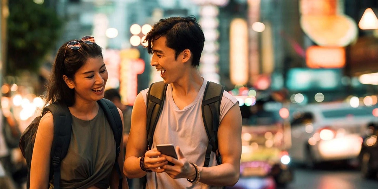 זוג צעיר אסיאתי מחייך