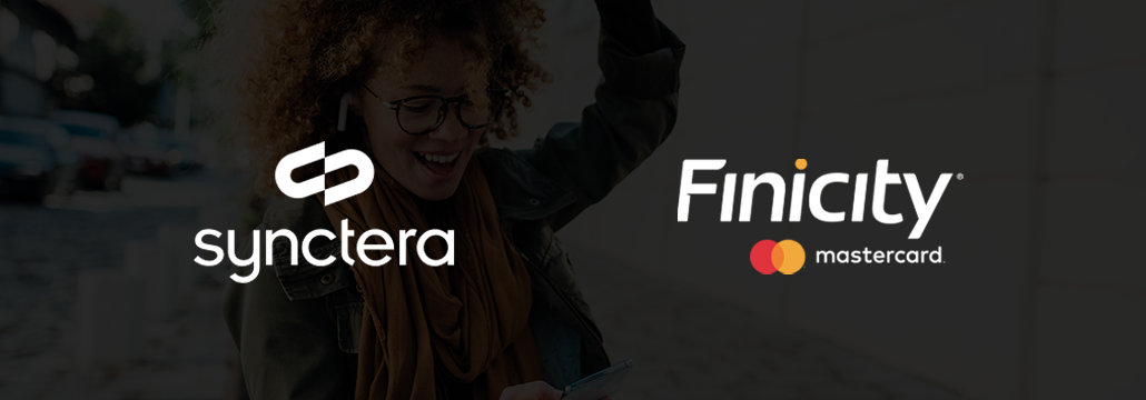 聆听音乐的女子，身上覆盖 synctera 和 Finicity Mastercard 徽标