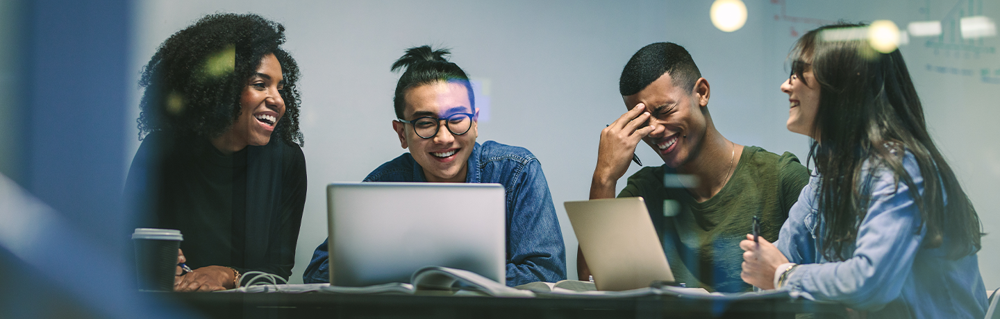 مجموعة من زملاء العمل يناقشون الخدمات المصرفية المفتوحة