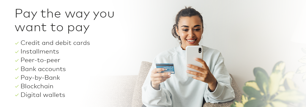 Femme regardant un téléphone et une carte de crédit avec une liste d'avantages liés au paiement numérique.