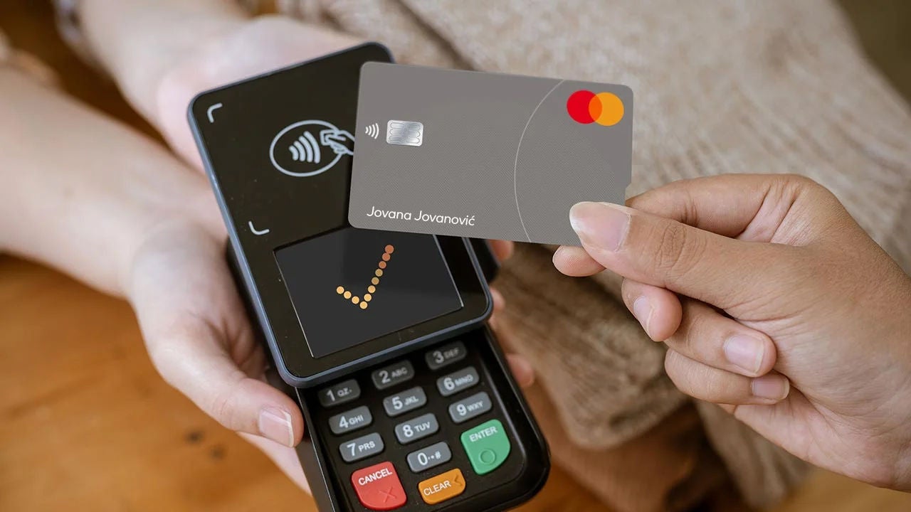 Prislanjanje Touch Card kartice na terminal za plaćanje u prodavnici.