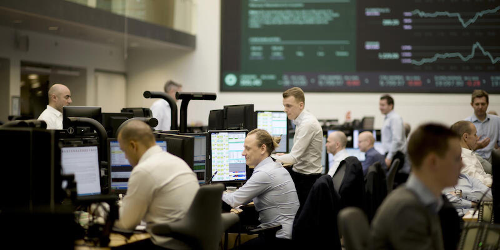 Irodai alkalmazottak munka közben