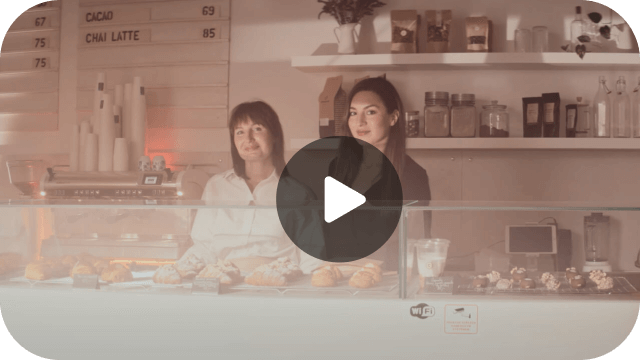 dvě ženy za pultem pekárny