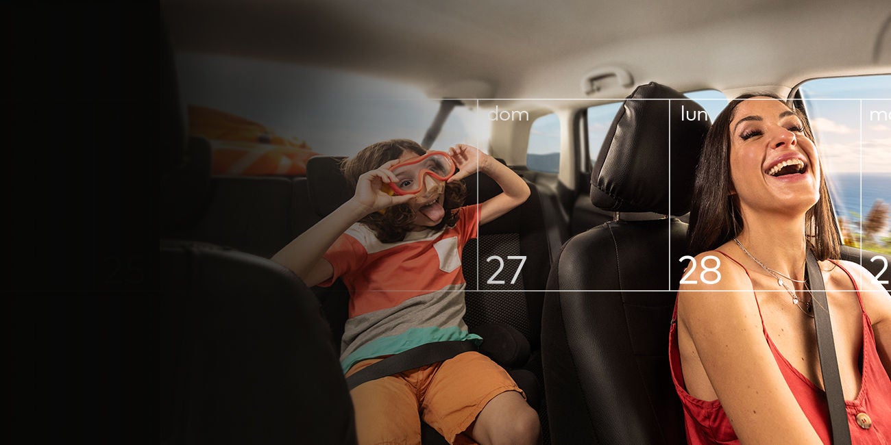 Un hombre paga sin contacto con el móvil en un restaurante.