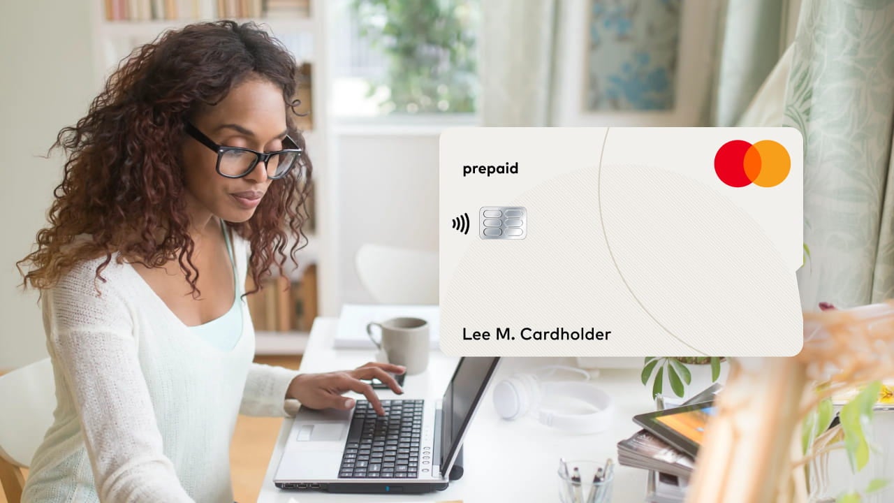 امرأة تستخدم بطاقة صرف الرواتب