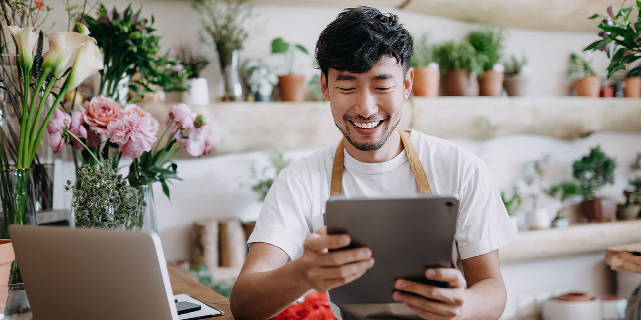 Man die kijkt naar scherm