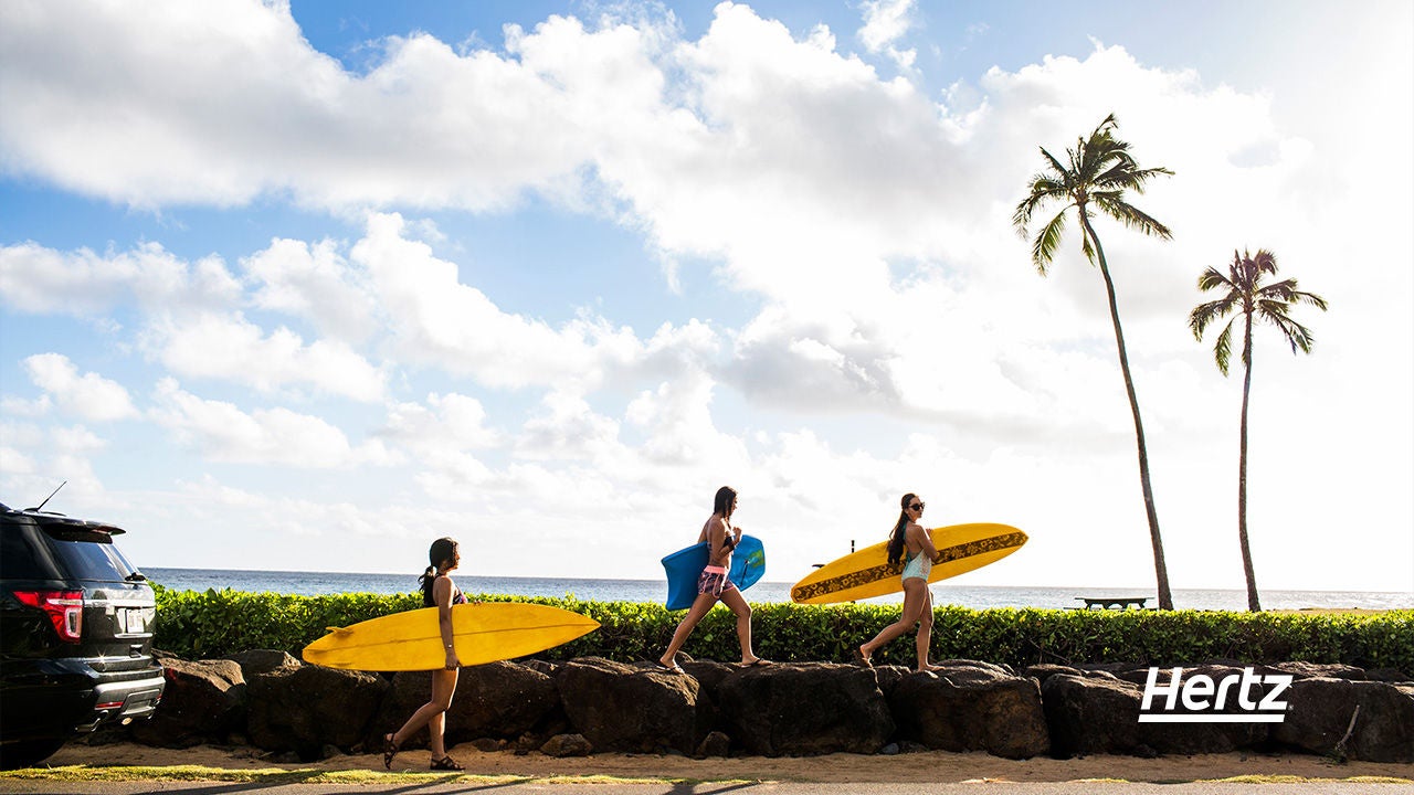 Surfisti raggiungono la spiaggia