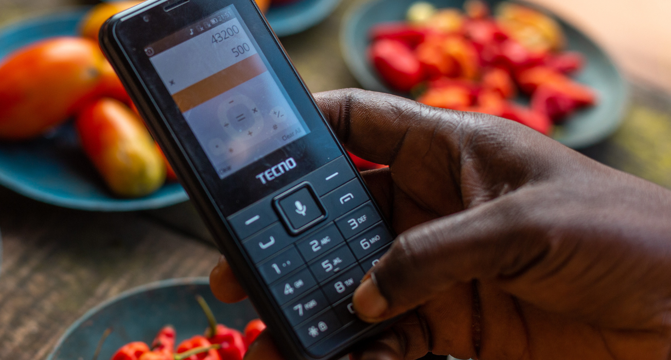 Egy kéz tart egy okostelefont