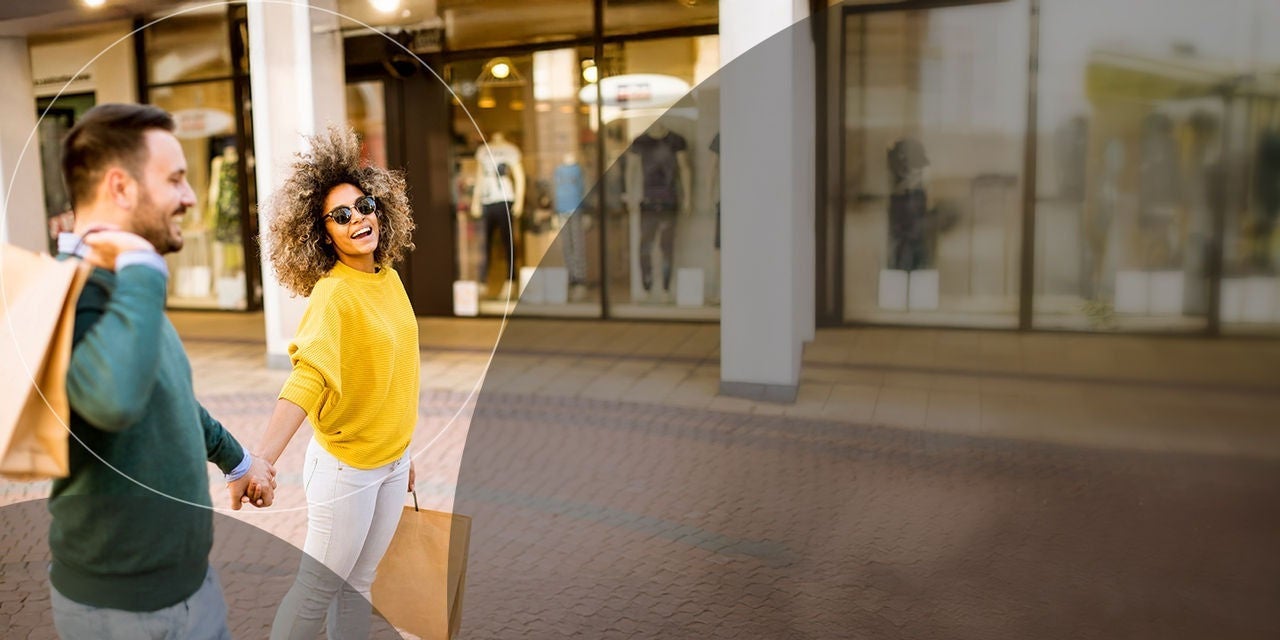 זוג צעיר עם שקיות קניות.