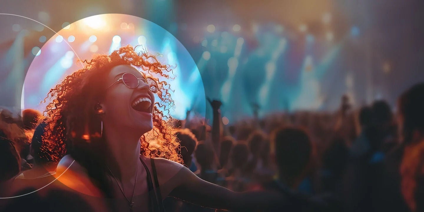 امرأة في حفلة موسيقية داخل صورة ظلية بشعار mastercard.