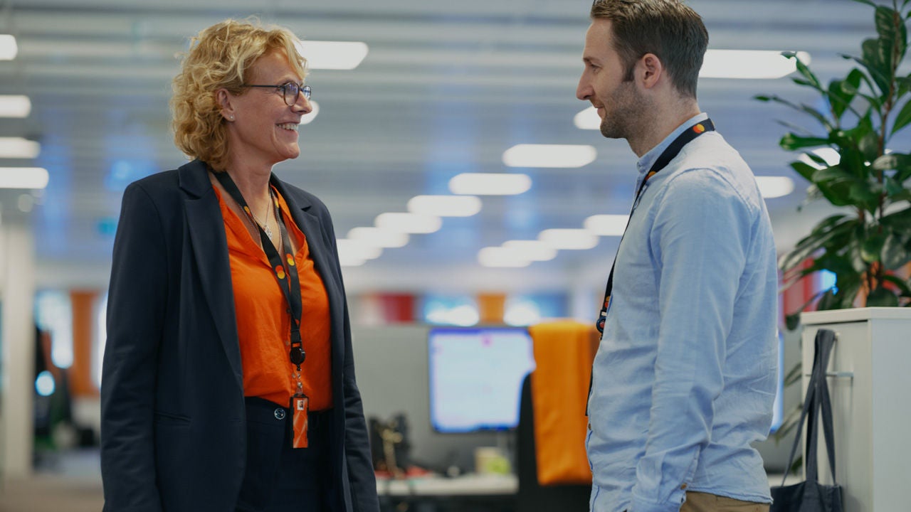 To personer snakker sammen