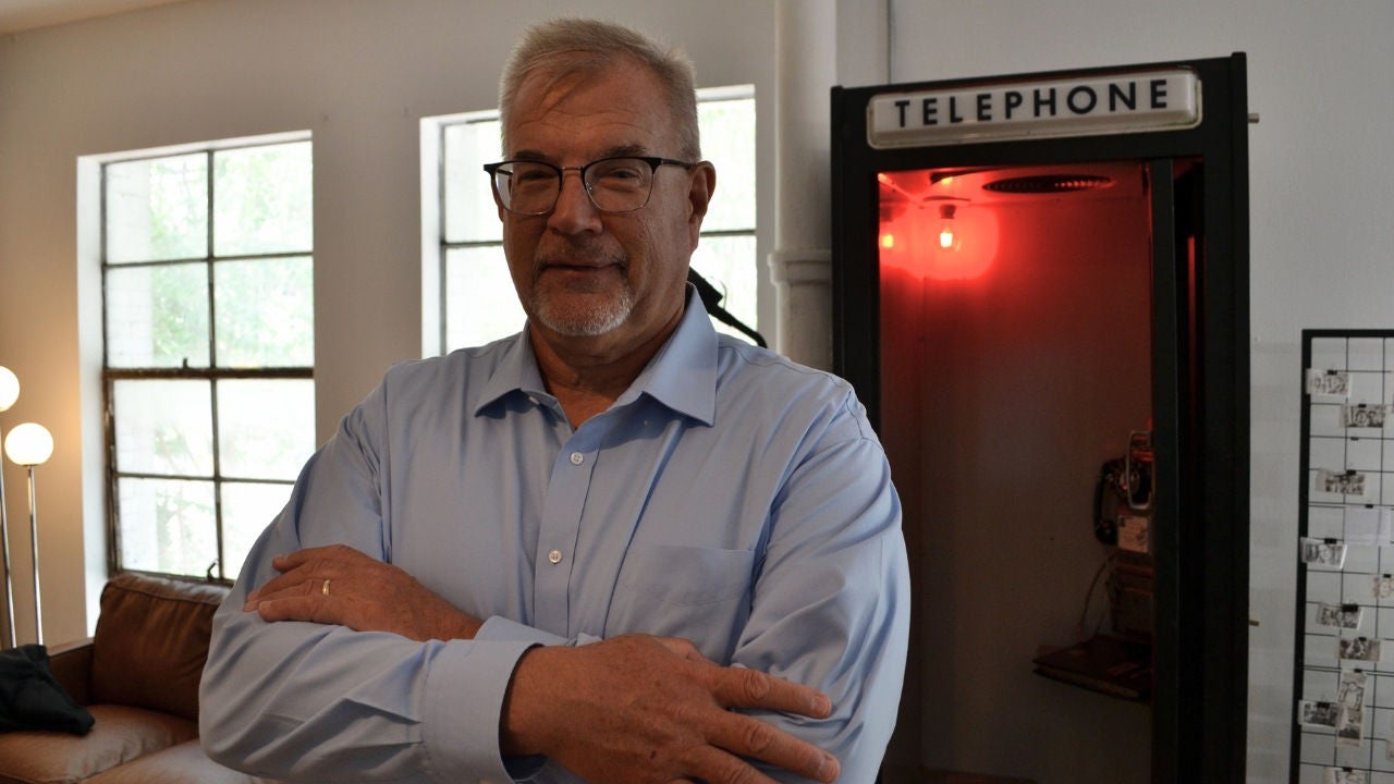 Tony Lutz z Verizonu stojí pred fotobúdkou. 