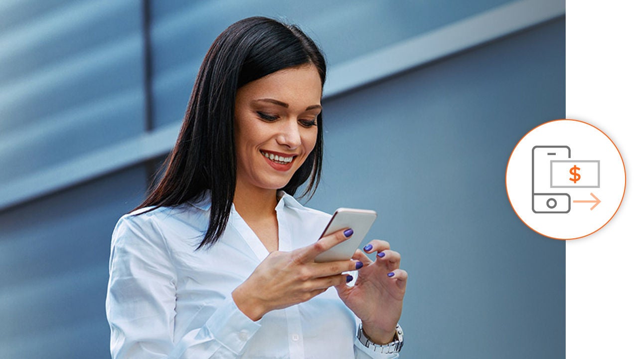 Frau betrachtet Smartphone