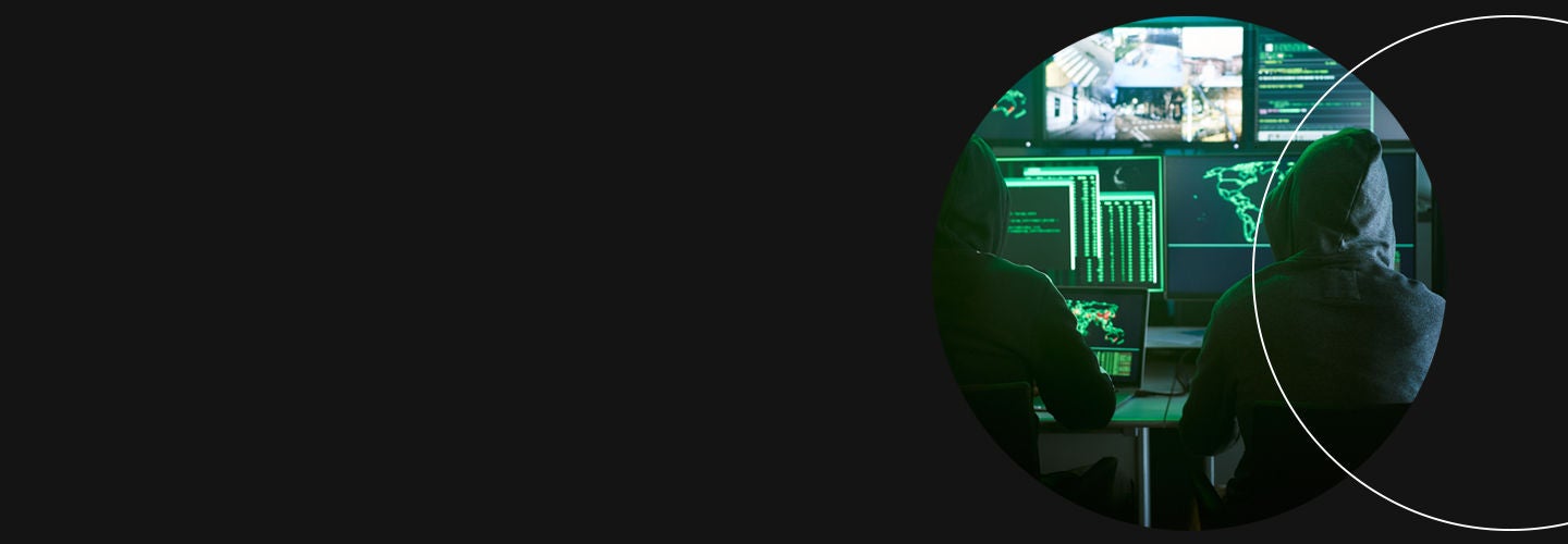 Menschen vor Greenscreen-Computern