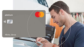 Platinum Mastercard bankkártya férfival a háttérben