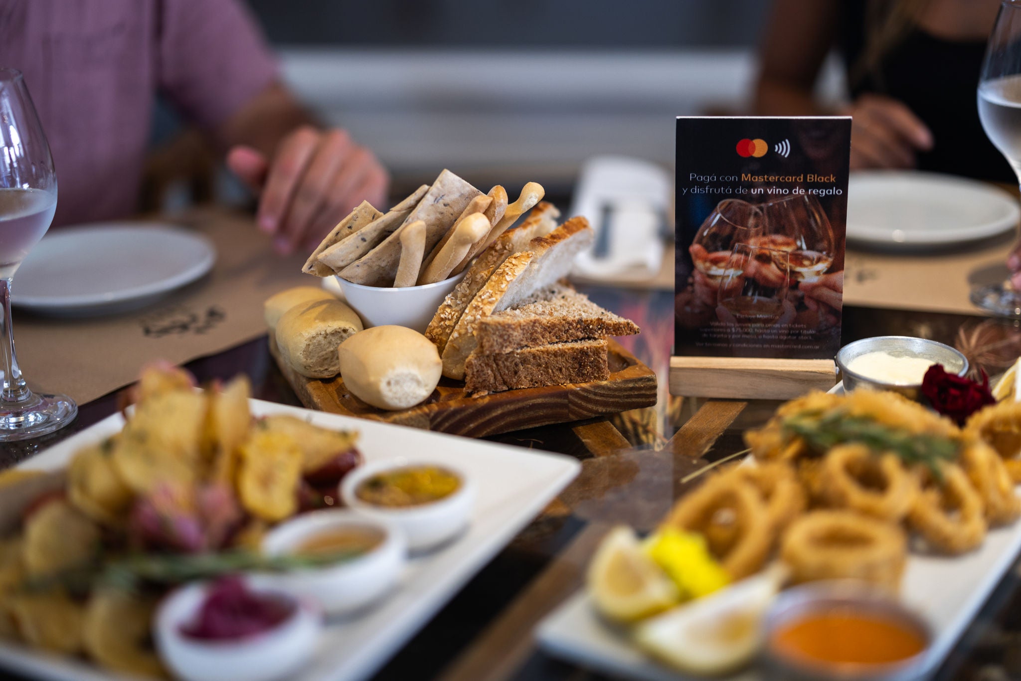 Personas disfrutando de un museo.