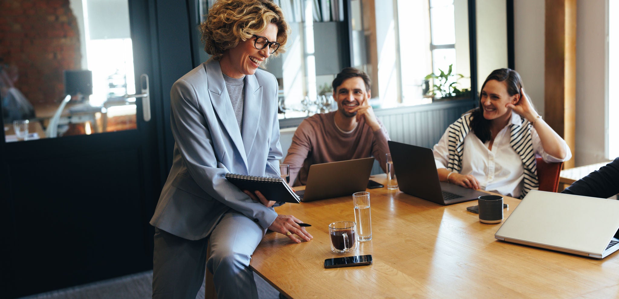 Ljudi se smiju u uredu